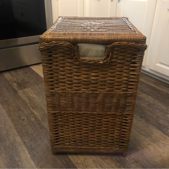 Vintage Medium Brown Wicker Basket with hinged lid. Storage Hamper Garbage Bin - Picture 11 of 15